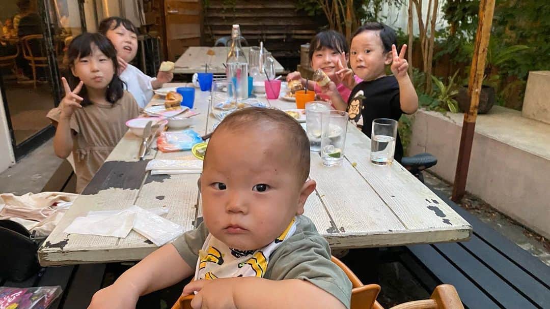 江原千鶴（エハラチヅル）のインスタグラム：「社長を囲む会。  #エハラキッズ #家族#子供のいる暮らし  #7人家族#12歳#9歳#7歳#3歳#0歳」