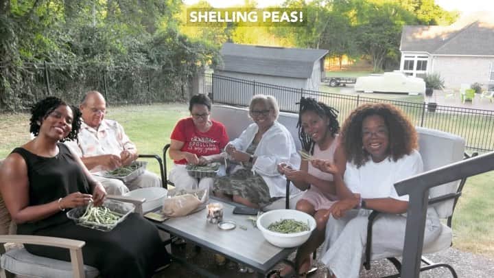 オプラ・ウィンフリーのインスタグラム：「Back to my Nashville roots! Shelling crowder peas with family for our Fourth of July BBQ 🇺🇸」