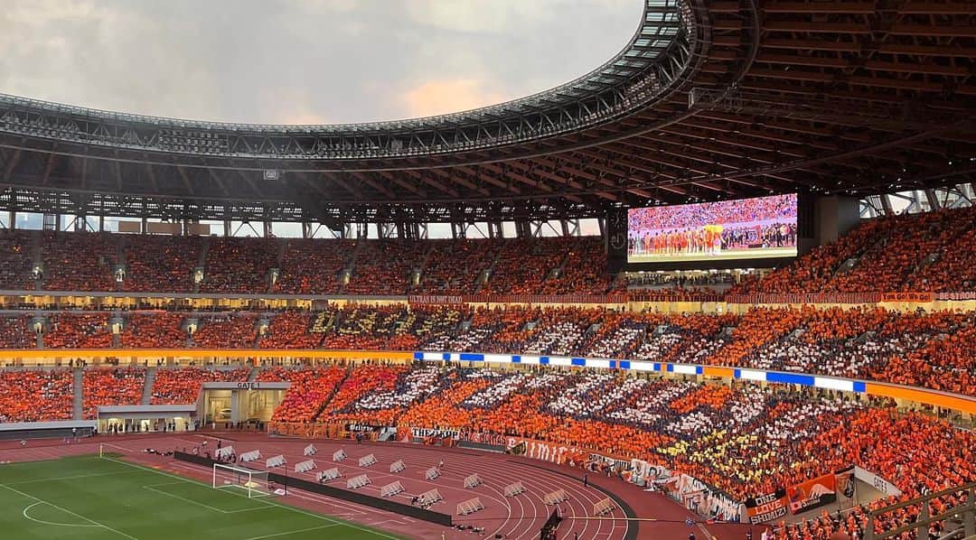 のインスタグラム：「・ ・ 《J1第19節 清水エスパルス3-5横浜F・マリノス》  56,131人が見守った、エスパルス30周年記念マッチ。 試合前のコレオや演出は、まさに圧巻で感動でした。  オレンジの誇りを胸に持つ皆さんが力を合わせれば こんなにもすごい空間を作り上げられるクラブ、 それが「清水エスパルス」なんだと。 私も胸がいっぱいになりました。  素晴らしい舞台を整えて下さった方々、 本当にありがとうございました。 両クラブのサポーターが作った雰囲気も抜群でした。  今季はまだまだ、まだまだこれからです🟠  #Ｊリーグ#新国立競技場 #spulse#清水エスパルス#静岡#清水#30周年 #横浜Fマリノス#fmarinos#横浜 #オリテン国立決戦」