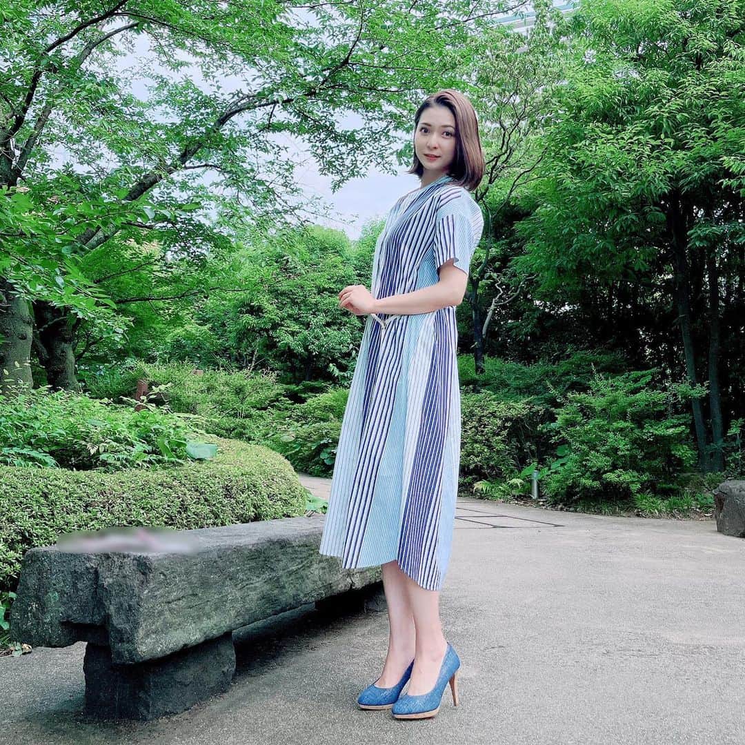 のインスタグラム：「久しぶりに毛利庭園で✨ 涼しげなブルーのワンピースでした〜  ワンピース DoublefaceTokyo (@doubleface_tokyo_)」