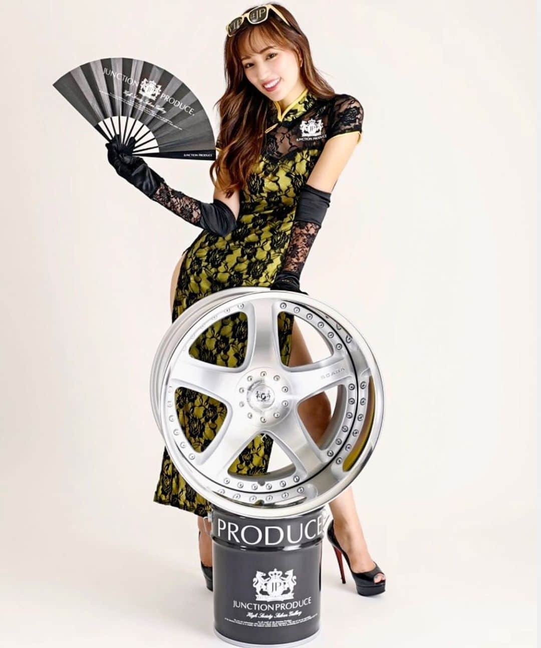 中尾みほさんのインスタグラム写真 - (中尾みほInstagram)「・ ・  ハチマルヒーロー雑誌の撮影 JUNCTIONPRODUCE新作ホイール New SCARA Japan wheels  ・ ・ #junction#junctionproduce#car#photography  #carmodel#model#japanesegirl#photographer  #ジャンクション#ジャンクションプロデュース  #ホイール#ハチマルヒーロー#ホイール#撮影 #雑誌モデル#撮影モデル#和歌山#大阪#関西 #モデル#シングルマザー#ママライフ#中尾みほ」7月2日 16時28分 - mihochan18