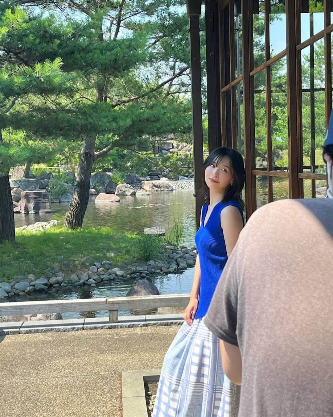 山崎真実さんのインスタグラム写真 - (山崎真実Instagram)「今日も暑かったですね！ 素敵な場所で撮っていただきました！  #都会のオアシス #暑さに負けない #さてここはどこでしょう #山崎真実」7月2日 17時27分 - mami_yamasaki0920