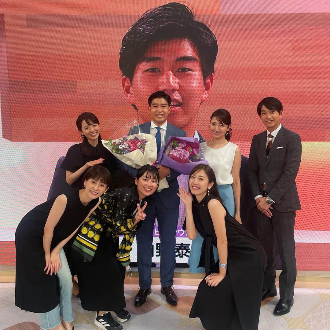 のインスタグラム：「木曜日のオンエアで、 内野アナウンサーが番組を卒業しました。 一緒にのぞむオンエアは、いつも安心感がありました。  時には頼りになるみんなのパパのような存在で、 時には素直でかわいい弟のような存在で🥺✨ 沢山のあたたかい言葉をありがとう😭  放送後、αチームだけでなく、 同期3人もサプライズで駆け付けていて😭✨ 同期の絆にもなんだかうるうる…🥹 本当にうっちーがみんなに愛されているのが伝わってきました☺️🌸  うっちーらしく、次なるステージでも輝いて欲しいです💪🌟 これからもよろしくね😊！  #頼りになる大きな背中が大好き #内野アナ #卒業 #LiveNewsα」