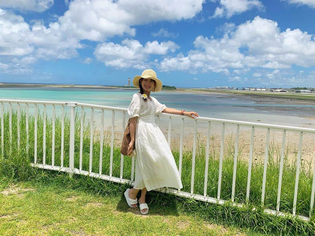 佐藤彩香のインスタグラム：「・ ・ ・ オフショット横バージョン🏝🐚✨ ・ ハイライトみたいになってるけど全部本当に最高だった☺️！ 初のシュノーケリング🤿も楽しすぎた😳♡ ・ ・ ・ #沖縄　#沖縄旅行 #うみかじテラス #ノボテル #ハンモック　#シュノーケリング　 #青の洞窟　#魚とたわむれる　#眞栄田岬 #ハイビスカス　 #アメリカンビレッジ」