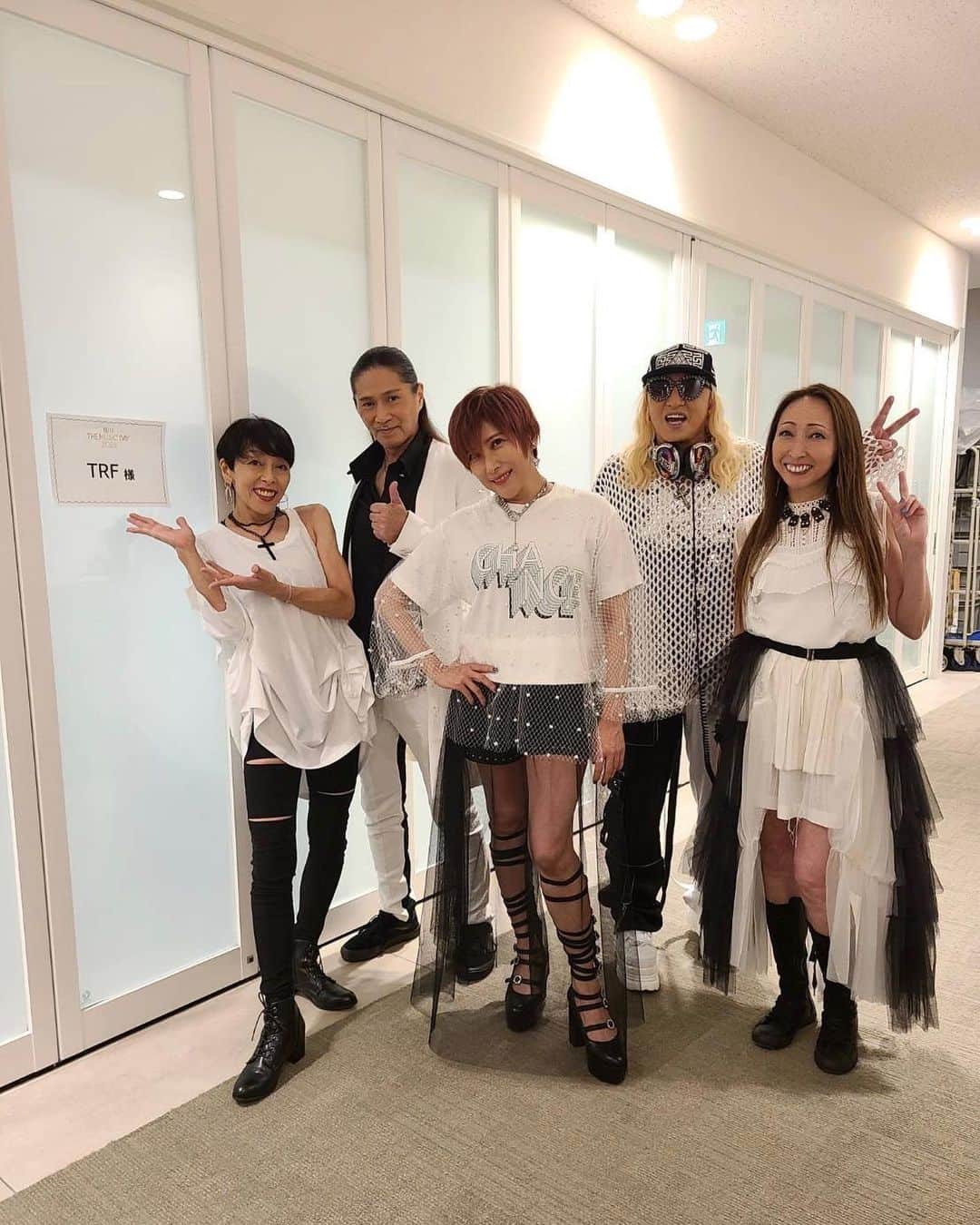 のインスタグラム：「MUSIC DAY生放送を見てくれた 皆さん、ありがとう！トップバッターでした。 櫻井翔くんがサッカー時代に Boy meets girl♪聴いてくれたなんて嬉しいよね。 持ち歌が誰かの人生に入ってくれてるって 幸せなんです。 観客ありでパフォーマンス出来るの ってほんと楽しかったし、 オーディエンスの表情を見ながら歌えるって やはりいい！🙌2枚目はヘアメイク室岡さん☺️ #trf #trfyu_ki #musicday #生放送 #ありがとうございました 😊」