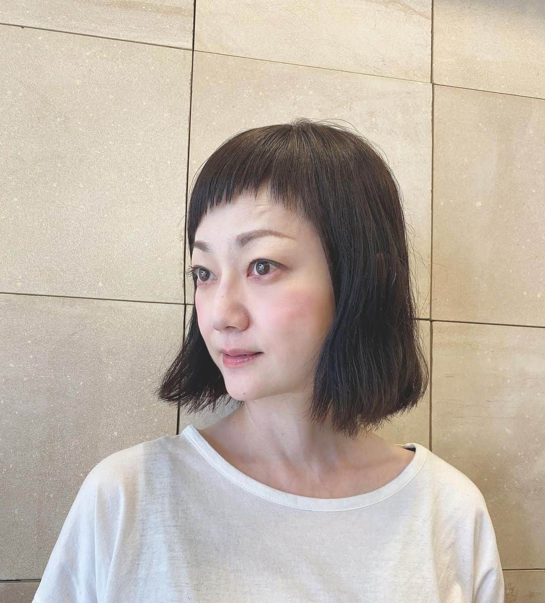 遠山景織子のインスタグラム：「舞台稽古OFFの日に、前髪だけカットしました。役のイメージに近づこう😸  ＊ 舞台『オッドタクシー金剛石ダイヤモンドは傷つかない』 ライブ配信が決まりました。詳細は公式ホームページをご覧下さい✨✨✨ #前髪カット #髪伸びるの早い  #オフの日  #溶ける暑さ💦💦💦 #みなさまもお気をつけて  #7月ですね #水分補給  #オッドタクシー #お稽古中  #舞台オッドタクシー金剛石ダイヤモンドは傷つかない  #遠山景織子」