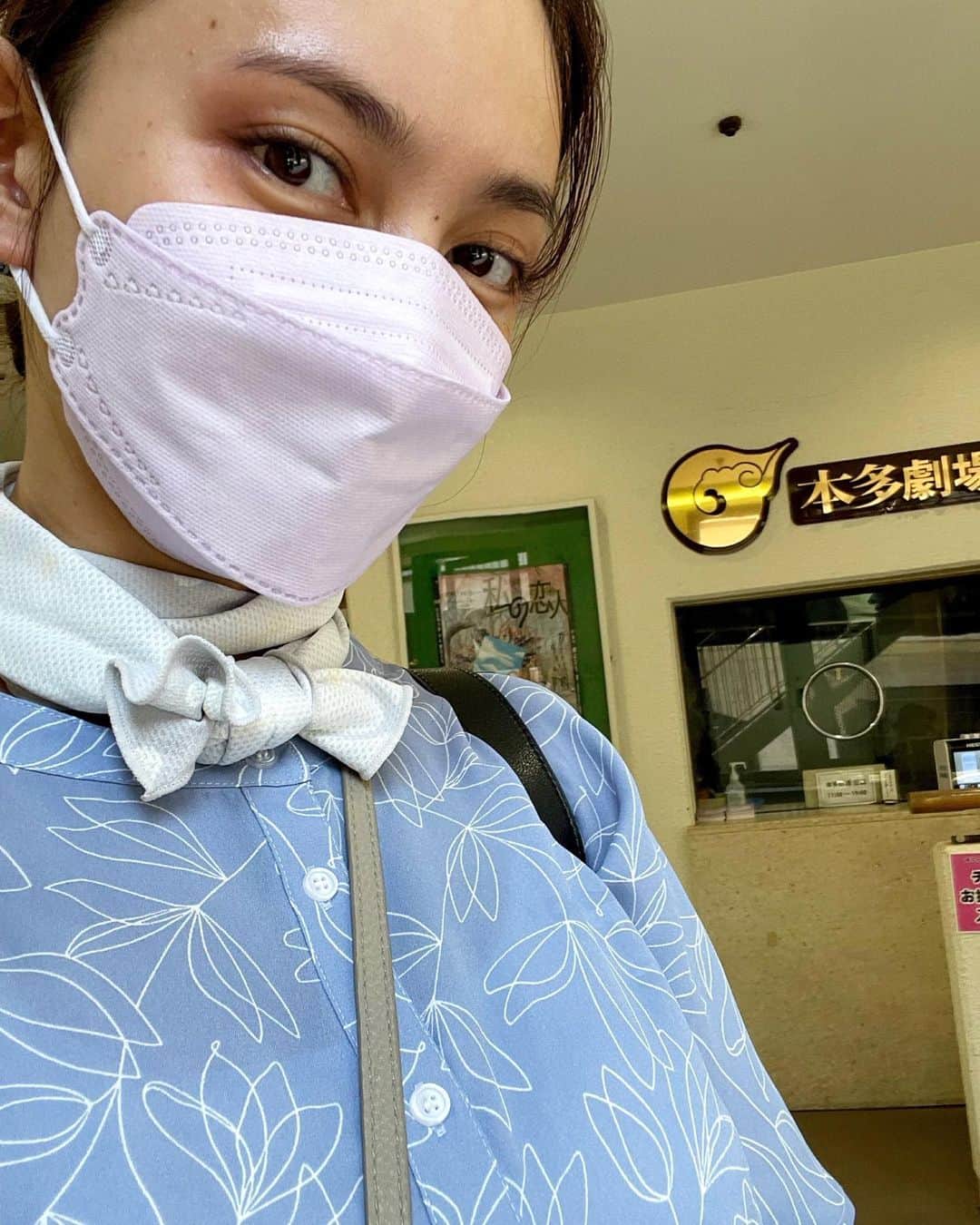 のインスタグラム：「#本多劇場 #私の恋人beyond　観劇してまいりました。歌に踊りに出演者の掛け合い、3人で30役をめまぐるしく演じていて面白かったです☺️ 終演後の渡辺えりさんの「あのーえっと〜あのー」がめちゃくちゃ面白かったです。(これは観に来た私たちだけが知る面白エピソード)3人の仲の良さも出ていて、ほっこりしました！」