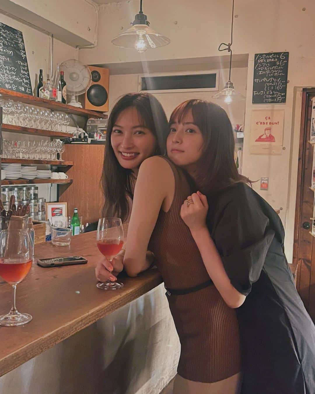 大政絢のインスタグラム：「美味しいご飯屋さんにのんちゃんが案内してくれました☺️  色んなナチュラルワインを飲むことが出来、2人でまったり楽しい時間を🍷✨  そして、たまたまメガネがお揃い🥸  @intimite_onemile ✖️ @eyevan_official」