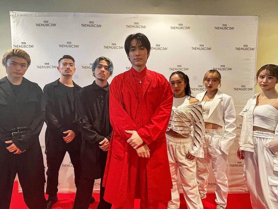 ディーン・フジオカのインスタグラム：「神と悪魔の対話。 "𝐀𝐩𝐩𝐥𝐞" TV初歌唱でした🍎  #THEMUSICDAY #deanfujioka #apple #deanapple  特別感謝我的強力後援 @yukino_kishii 🙏」