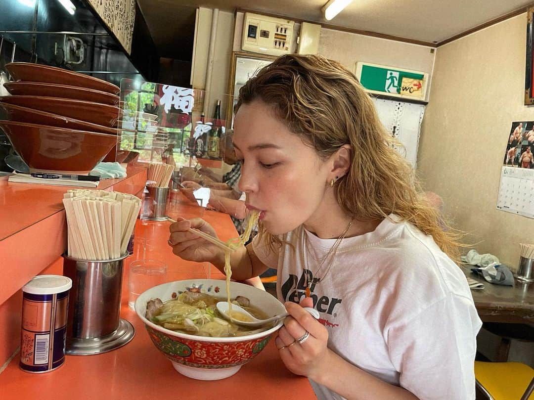 ステファニーのインスタグラム：「🍜🍥❤️‍🔥 先日、新潟へ行っていました。 行ってみたかったラーメン屋さん、福竜軒。 麺スープワンタンチャーシュー、全てさいっこう♡ #love #yummy #新潟 #新潟グルメ #新潟ラーメン #ラーメン #麺スタグラム #麺 #福竜軒」