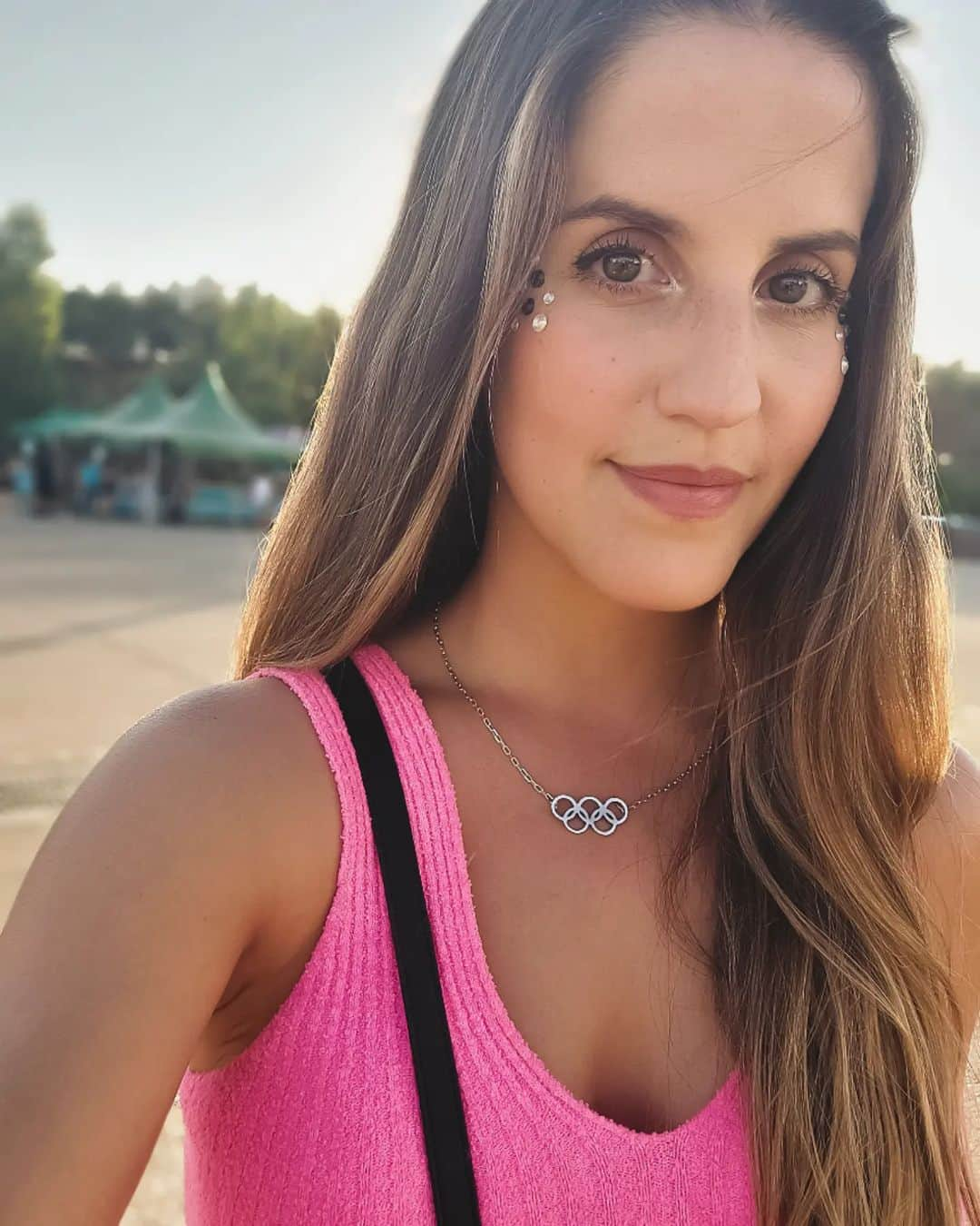 ソニア・ラフエンテのインスタグラム：「Pongámosle un poco de brilli brilli a la vida 🌟 . . . #selfie #riobabel #2022 #Madrid #music #pink #verano」