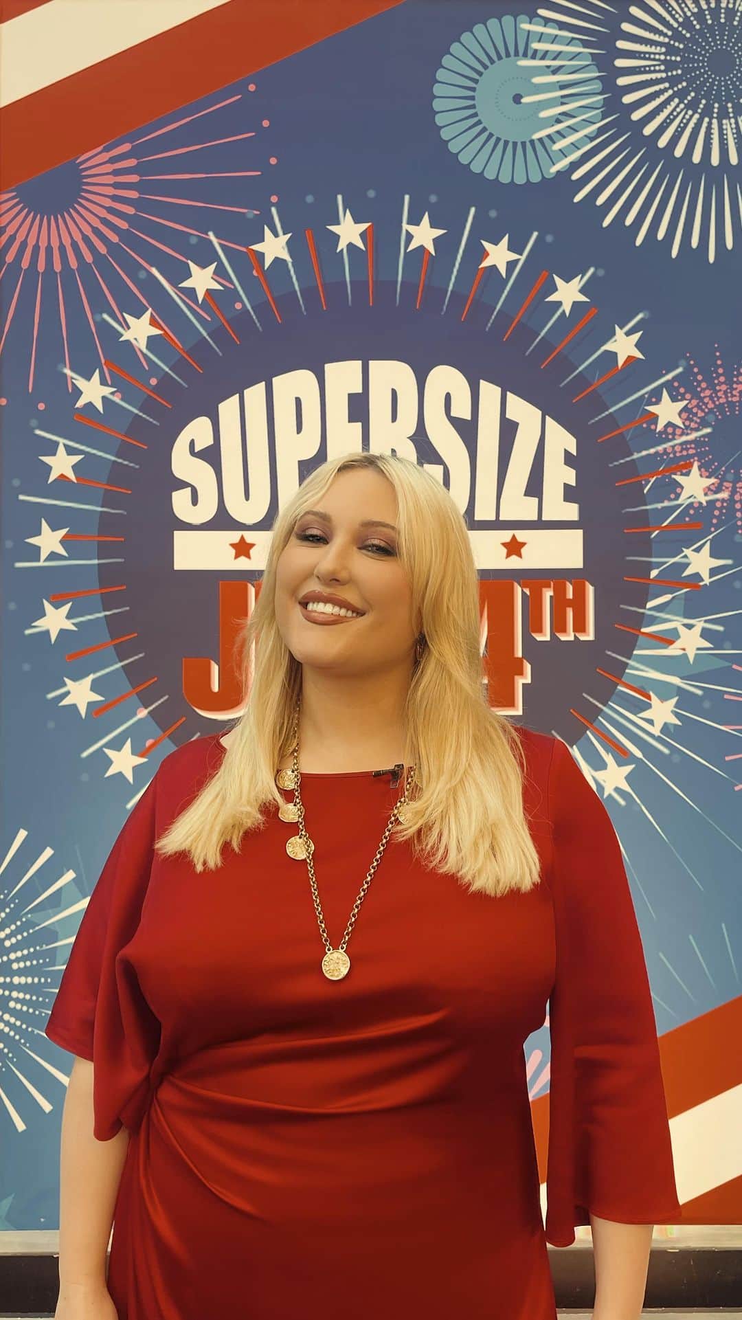 ヘイリー・ハッセルホフのインスタグラム：「Yesterday I joined @goodmorningamerica for their SUPERSIZE your 4th of July Show. I styled the top three party looks for the holiday weekend ahead. No matter if you are going to a beach party, barbecue or a hosting a gathering I’ve got you covered. Showcasing how you can elevate your look with a touch of red/white and blue while highlighting summer trends and staples we all already have within our wardrobe.   Beach Party: Hamptons Heiress  🔹Sunglasses: @priverevaux {$39.95}  🔹Earrings: @sterlingforever {$74} 🔹Bracelete Beads: @souljourneyjewelryofficial 🔹Stripe Shirt: @vince {$295} 🔹Silk Cami: @intimissimiofficial {$29.50 on SALE} 🔹White Bermuda Shorts: @asos {$37} 🔹Cork Wedge Heel: @aldo_shoes {$90}  🔹Tote/Cooler Bag: @hatattackny {$90}  🔹Swimsuit: @summersalt {$125}  🔹Undergarments: @spax {$52}   Barbecue: Denim Dream Done Right  🔹Hat: Kangol {$70}  🔹Earrings: @mingwangknits 🔹Denim Shirt: @guess  🔹Denim Vest: @rainbowshops Almost Famous {$19.99} 🔹Jeans: @uniqlo @uniqlousa {$19.90}  🔹Purse: @katespadeny {$398}  🔹Purse Accessories: @shopclarev  🔹White Platform Heels: @aldo_shoes {$110}   Host of Gathering: Bold Prints  🔹Sunglasses: @PriveRevaux {$39.95} 🔹Earrings: @mingwangknits {$75} 🔹Dress: @eloquii {$119.95}  🔹Belt: @torrid {$12.67}  🔹Undergarments: @spanx  🔹Purse: @shopclarev {$145}  🔹Shoes: @skechers {$65}   HH LOOK 🔹Blouse: @marina.rinaldi 🔹Trouser: @marina.rinaldi 🔹Shoe: @asos 🔹Rings: @annabeckdesigns @sahirajewelrydesigns @tenwilde  🔹Earrings: @mingwangknits   #4thofjuly #4thofjulyfashion #fashion」