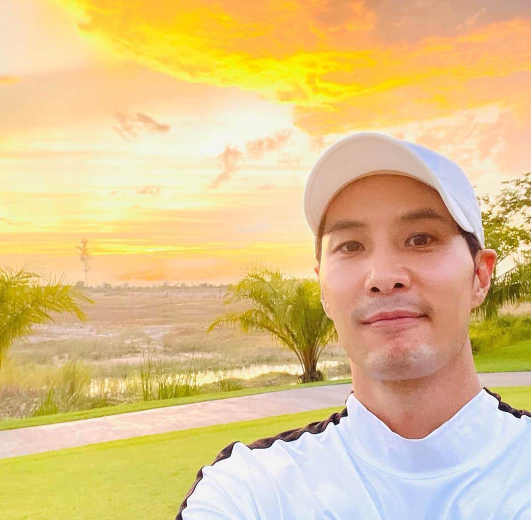 キム・ジソクのインスタグラム：「하늘이 다 했던 날들🌏」