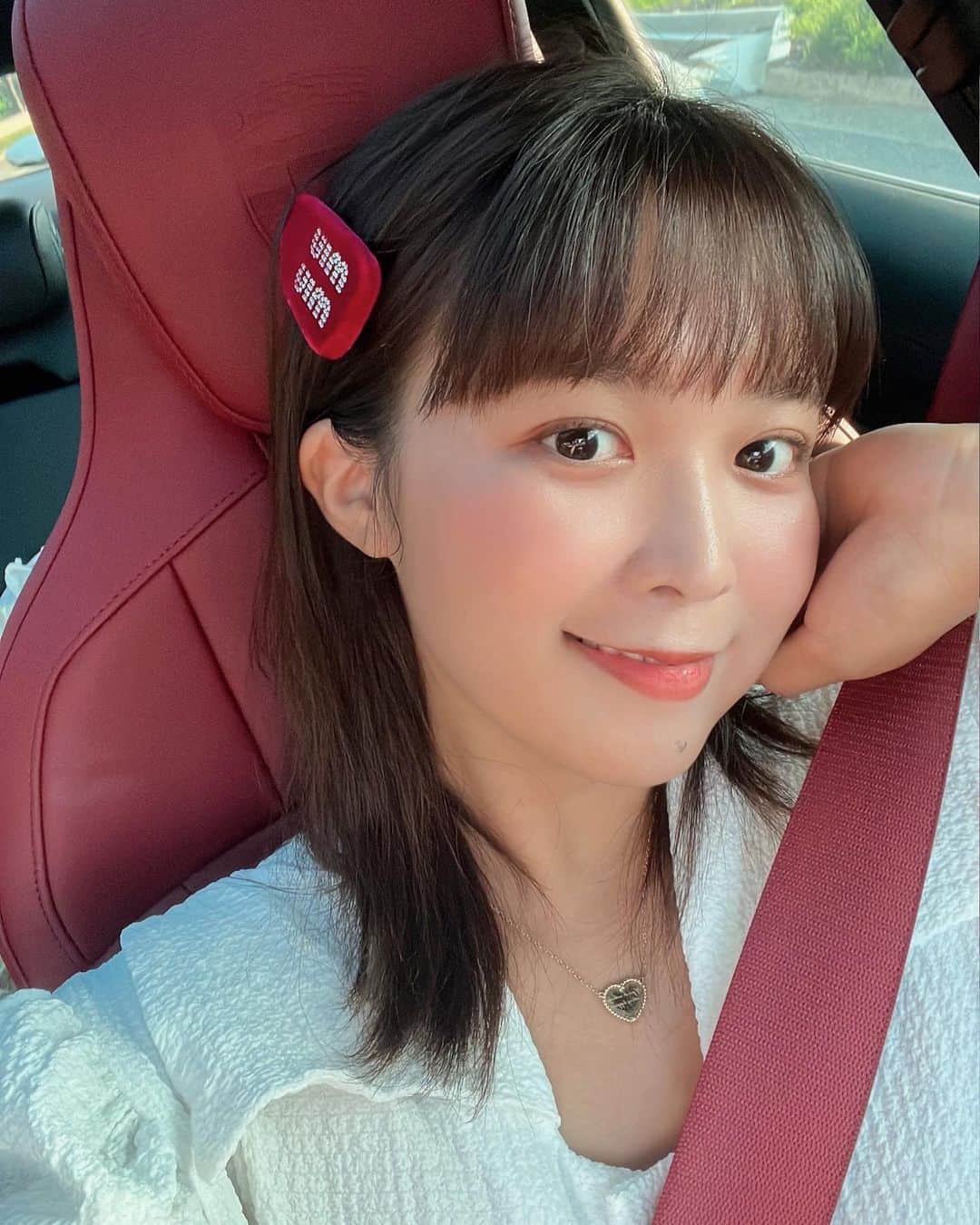 キム・ダヘのインスタグラム：「오늘 날씨뭐에요? 돌잔치 어케하지...? 저 돌잔치.. 야외거든요...^^ 7월말.. 야외... 친구들아 명심해🤭  그리고 이 삔! 이 삔이 내일 비타민디 이벤트 상품입니당 헤헤..  내일 만나요.. 3박스 이상 구매자 중 선착순 100분에겐 한박스씩 더드리는것도 아시죠🫶🏼」
