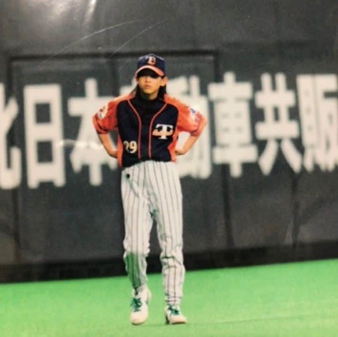 椿梨央のインスタグラム：「⚾️重大発表⚾️ . . この度、8月4日(木)札幌ドームにて ファーストピッチを投げる事が決まりました⚾️🔥 . 小さい頃から夢だったので本当に嬉しいです💓 . お時間ある方は是非見に来て下さいね✨ . またファン参加型企画で ファイターズに叶えてほしい夢を ７月３日まで募集中なので みなさんも応募してみてください！ . 例えば、、、 ＊○○選手とキャッチボールしたい！ ＊札幌ドームでボールボーイをしたい！ ＊学生生活の思い出に仲間と一緒にグランド上で吹奏楽の演奏をしたい！ などなど！！ 皆様の夢が叶うチャンス✨ 沢山応募してみましょう❤️‍🔥❤️‍🔥❤️‍🔥 . . #野球 #野球女子 #女子野球 #女子硬式野球 #プロ野球 #北海道日本ハムファイターズ #ファンは宝物 #ファーストピッチ #夢 #lovefighters  @fighters_official  @shinjo.freedom   ＊写真は小６の時に札幌ドームで試合があった時のものです。」