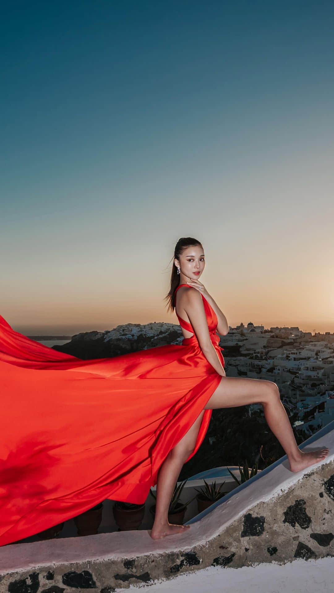 のインスタグラム：「Flying dress in Santorini. Thank you for your kind cooperation! @sadiraj_photography  It will be an unforgettable memory for me!!  サントリーニでFlying dress着た時の思い出❤️‍🔥 @sadiraj_photography のスタジオは普通の人は普段入れないスポットに連れてってくれるよ✨ サントリーニ島で特別な写真撮りたい人にはオススメ🥺❤️‍🔥  #flyingdresssantorini #flyingdress #santorinidress #santorini #santoriniisland #santorinisunset #oiasantorini #travelphotography #travelphoto #travelgram #サントリーニ #サントリーニ島 #ドレス #フライングドレス」