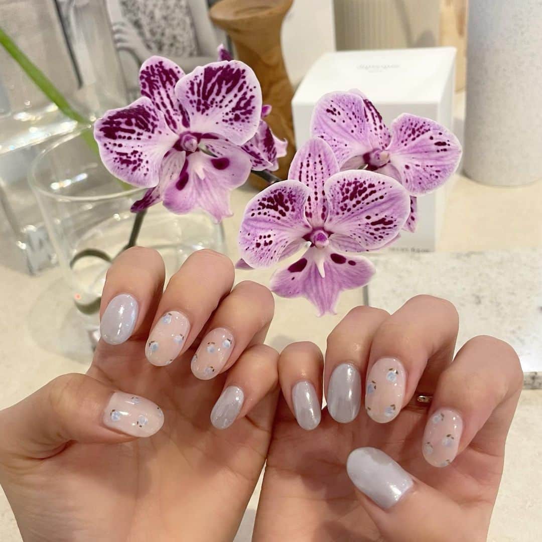 畑美紗起のインスタグラム：「にゅーねいる💅💠  今回はパーツなしの、 ブルーでかわいく爽やかなかんじ🤍🫧  お花がかわいい〜！！  @akane.4.8 さんいつもありがとうございます😊  #ネイル #ネイルデザイン #みちゃねいる #トレンドネイル #きらきらネイル #フラワーネイル #ちぐはぐネイル #nail #nails #nailart #naildesign #dailylook #shooting #instagood #newnail」