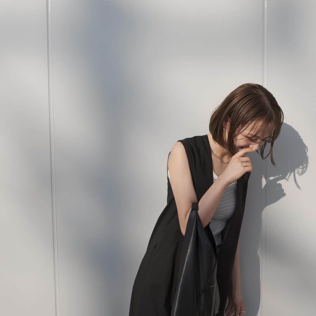 田中日菜のインスタグラム：「胸元がざっくり空いたワンピース🖤 お気に入りな1着✨ . . . #hina服#ootd#ANNIK#ワンピース」