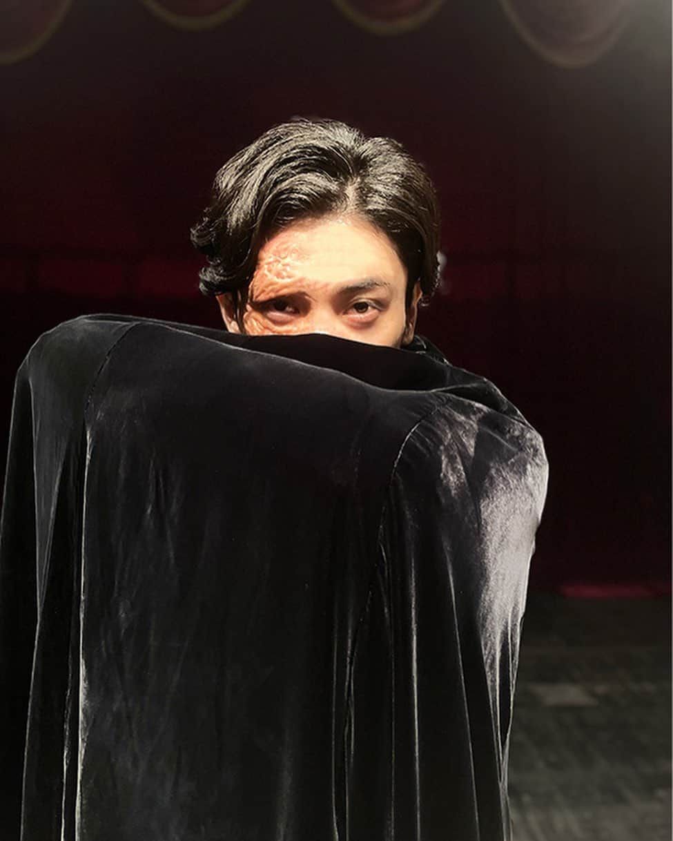 金田一少年の事件簿のインスタグラム：「* ╭━━━━━━━━━━╮ 📸#金田一オフショット ╰━ｖ━━━━━━━━╯  オペラ座館で霧生演じるファントムを撮影！ 火事で顔に致命的な大やけどを負った霧生。 次々と起きる殺人事件は、ファントムの犯行なのか…。  #金田一少年の事件簿 #最終回 #古川雄大」