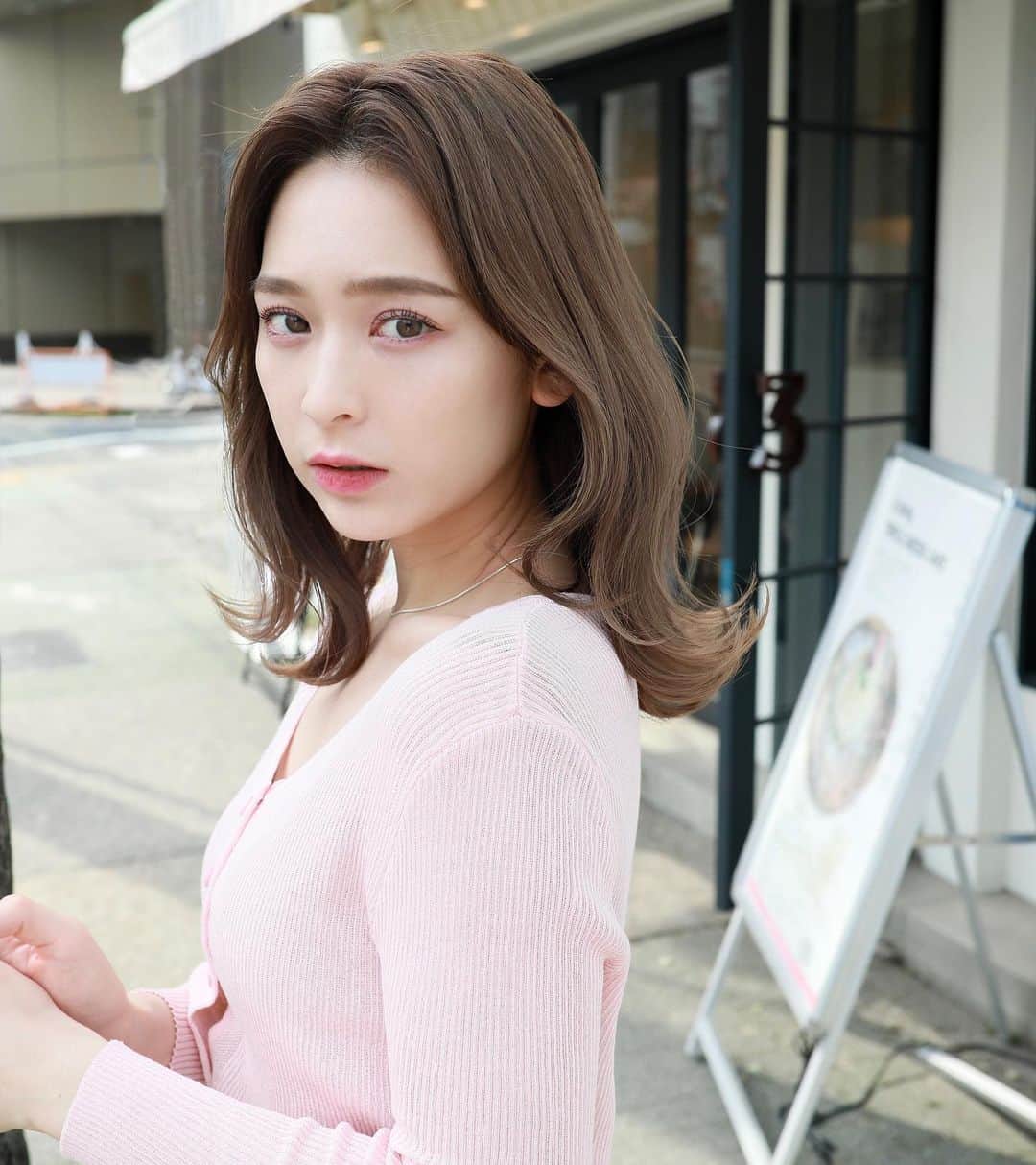 佐藤 康文のインスタグラム：「GALLARIA人気韓国ヘアです✨  顔型問わず似合うスタイルでおすすめです✂️  コテはリファ32ミリ  スタイリング剤はoggiotto バームです  #韓国風ヘア#oggiotto #ミディアムヘア#ミルクティーベージュ #インナーカラー#髪質改善#ヘアセット#韓国#ダブルカラー#トリートメント#前髪カット#イヤリングカラー#ハイライト#ヘッドスパ#縮毛矯正#リタッチ#名古屋美容院#」