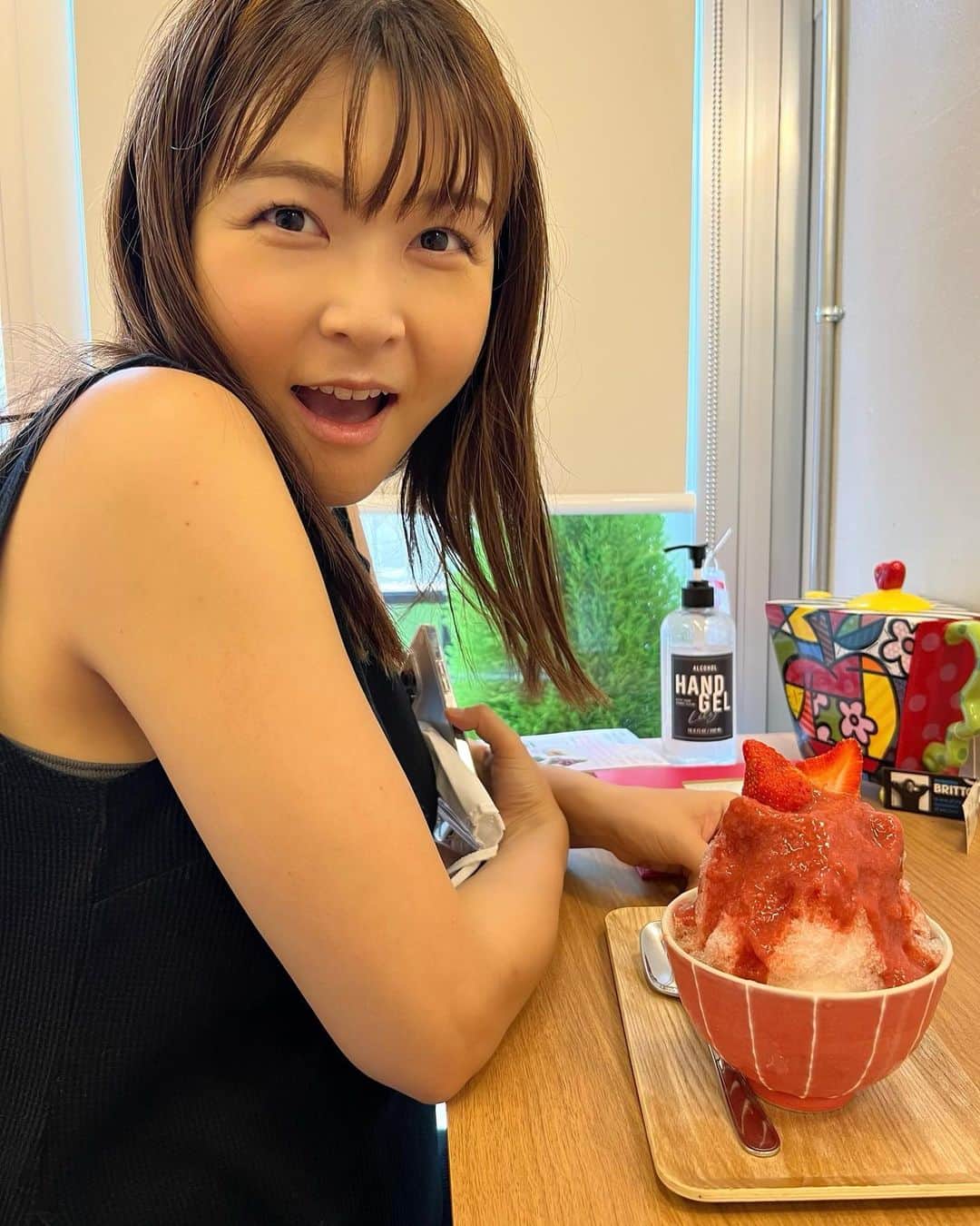 山神明理さんのインスタグラム写真 - (山神明理Instagram)「暑すぎますね💦 今日はかき氷で涼みました🍧 皆様も熱中症にお気をつけ下さい。 #最近食べ過ぎで 腕が立派😂」7月2日 21時07分 - akari_yamagami