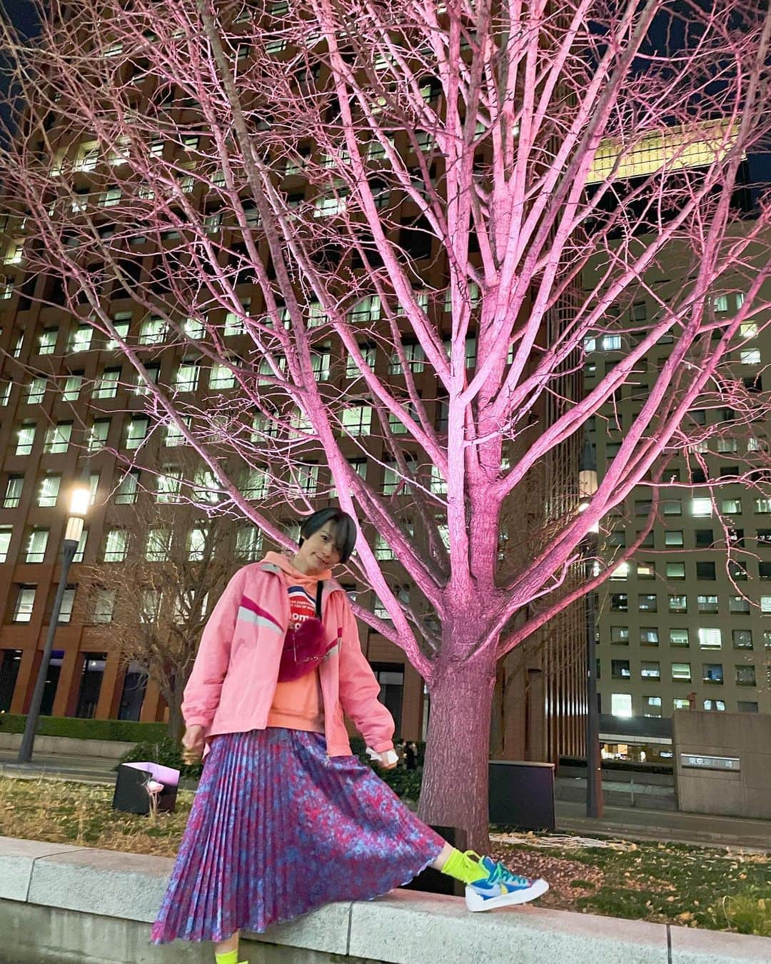 のインスタグラム：「ㅤㅤㅤㅤㅤㅤㅤㅤㅤㅤㅤㅤㅤ #私服戦隊ミヤジマン  ピンクonピンク💕🦄 ㅤㅤㅤㅤㅤㅤㅤㅤㅤㅤㅤㅤㅤ #派手服 #派手コーデ #派手髪女子 #派手髪ショート #ボーイッシュコーデ  #ootd #宮島咲良 #ミヤジマン #ぼっち戦隊ミヤジマン」
