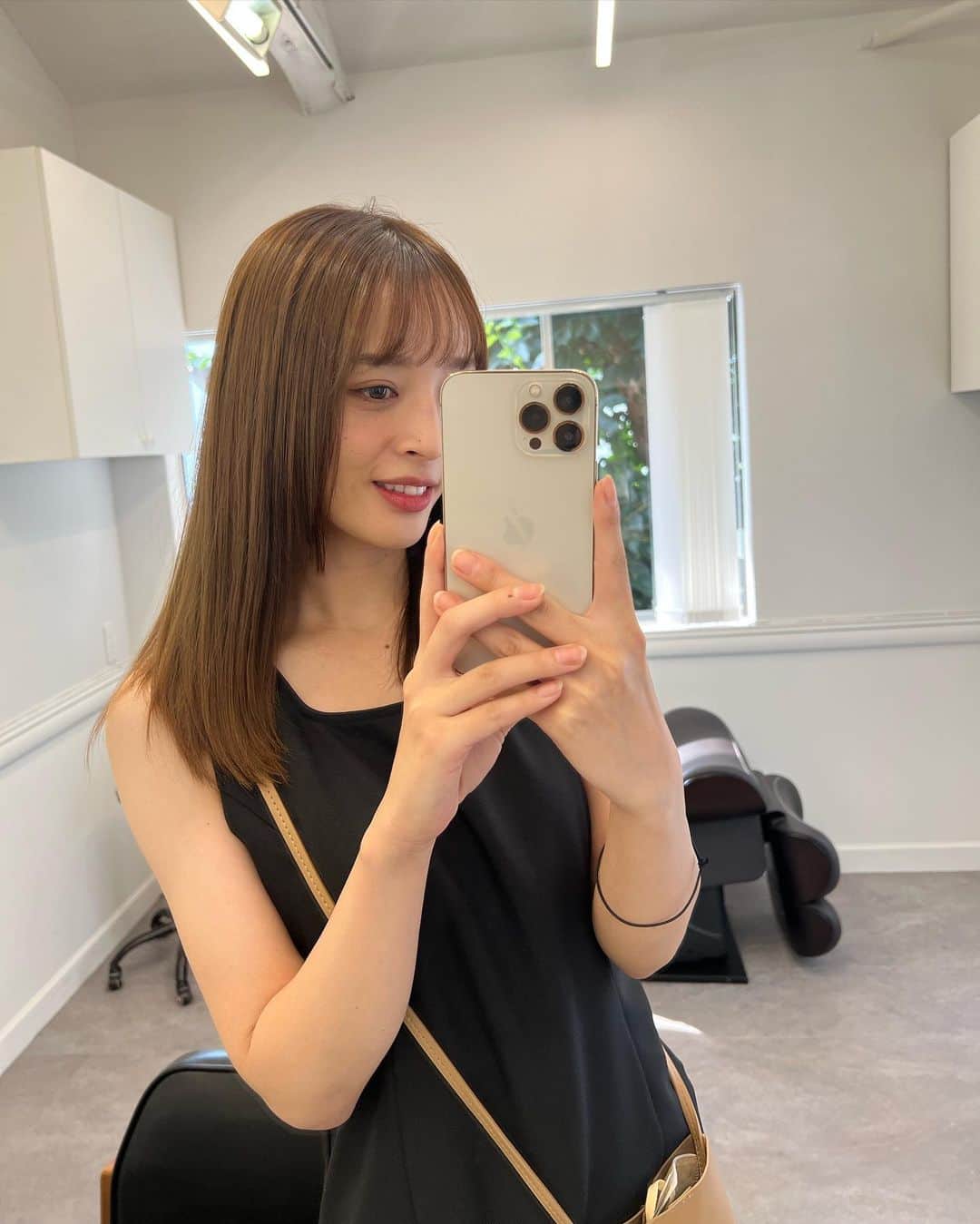 神部美咲のインスタグラム：「🤎🖤🤎  イメチェン😎 ノンフィルターでこの色🤎  @log_kenjikarasawa  いつもありがとう💓  #ミルクティーベージュ #ブリーチカラー」