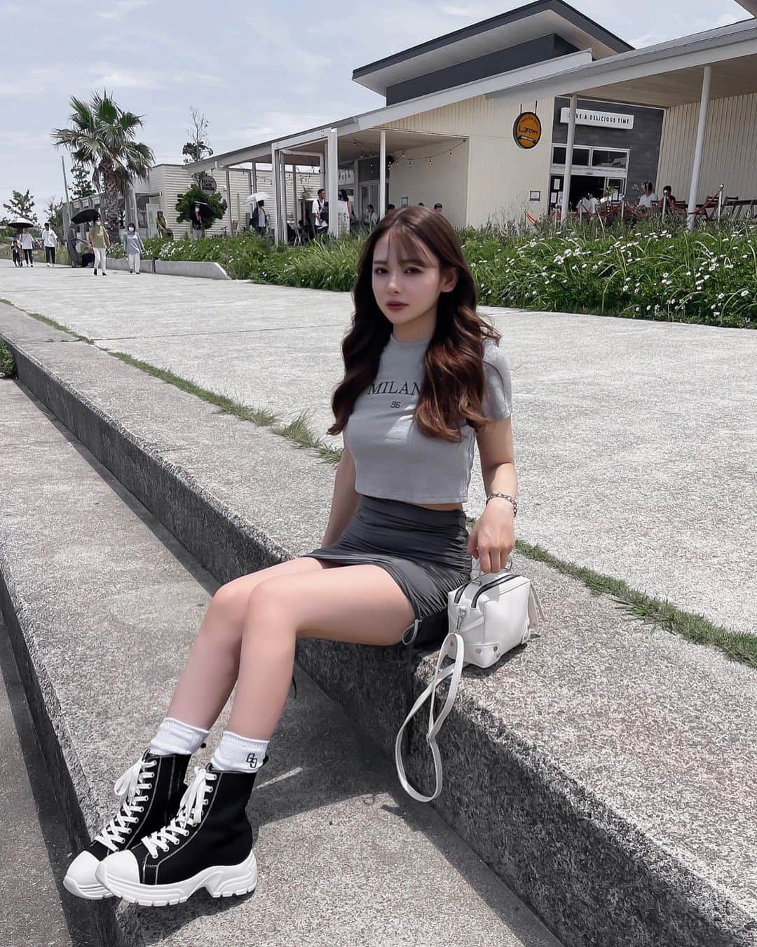 のインスタグラム：「.  めちゃくちゃ可愛すぎたコーデ🫦 そして眩しすぎて険しいお顔。  tops：10631761 skirts：10135860 バッグの品番忘れた🥺  クーポンコード【miu2022】入力で お買い上げ金額1～5,999円まではセール価格から15%OFF、6,000円以上は20%OFF‪‪☺︎‬9月末までです🫡  @sheinofficial @shein_japan   . #SHEIN #SHEINforall #SHEIN購入品 #SHEINコーデ  #夏コーデ #プチプラコーデ #ママコーデ #女の子ママ」