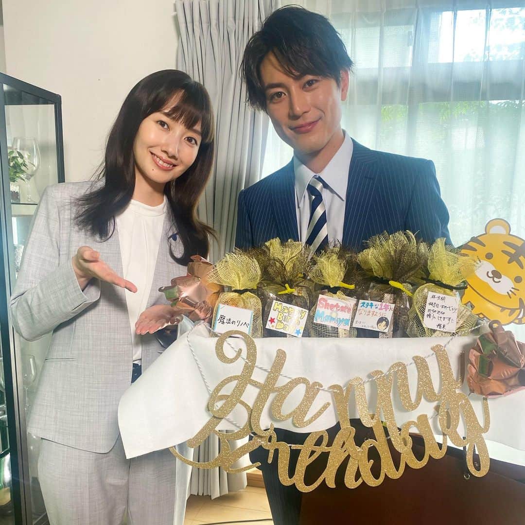 のインスタグラム：「#まほリノ オフショット📸  #間宮祥太朗 さんのお誕生日祝いの時 1ショットのお写真を載せましたが 実は波瑠さんもいて、しかもロングヘアでした✨  というのも、小梅のロングヘア時代も ドラマの中では出てくるので ちょっとずつお見せしたく🤏  焦らしてすみません😂  この〈梅玄コンビ〉のツーショット 結構レアだったりします😳  オンエアの後にもう一度 このお写真を見返すのをオススメします👍  #魔法のリノベ #月10ドラマ #カンテレ」