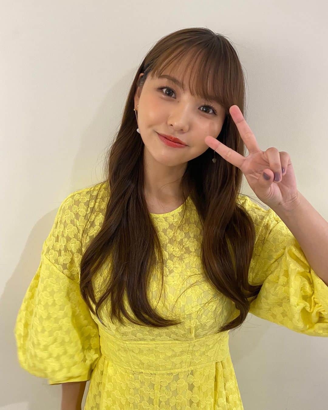 本郷柚巴のインスタグラム：「HMV&BOOKS SHIBUYA店さんでの囲み取材、写真集お渡し会イベントありがとうございました！  本当にびっくりするくらい沢山の方が来てくださってすごく嬉しかったです😭  皆さん暑い中来てくださり本当にありがとうございました！  明日は大阪のHMV&BOOKS SHINSAIBASHI店さんにてお渡し会です☺️🌼  よろしくお願いします！  #本郷柚巴1st写真集  #美しい果実 #お渡し会」