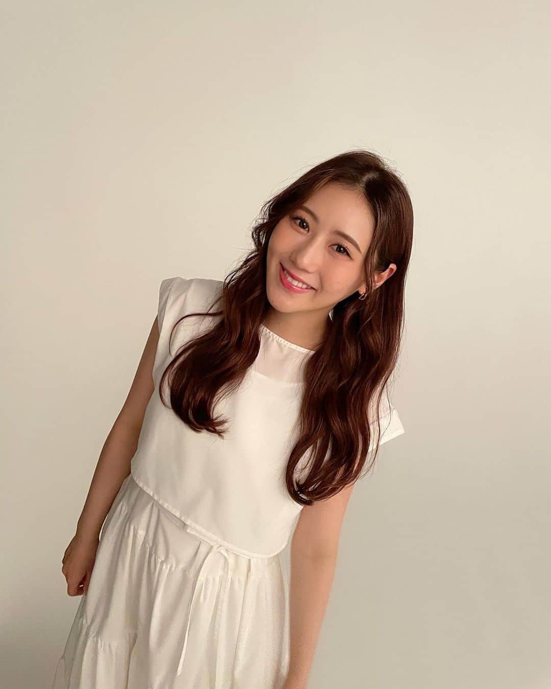 のインスタグラム：「清楚系どうですか？🫣💓  #白ワンピース #久しぶり二の腕出し」