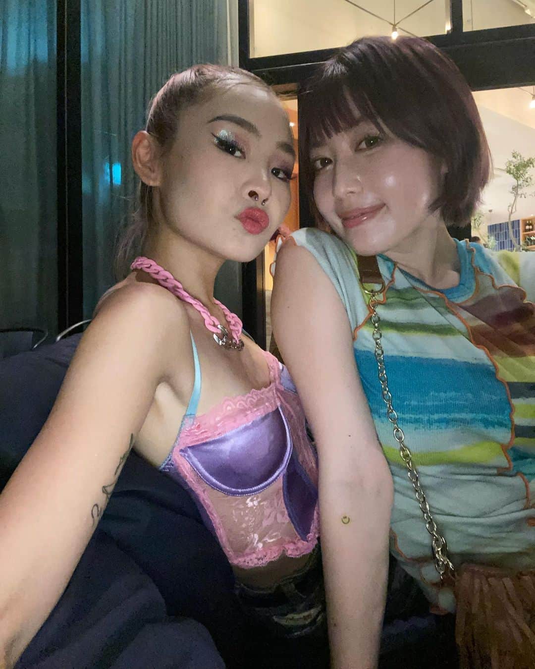 柚月瀬那のインスタグラム：「最近🧚‍♀️👭🏻💖  5月から自分の携帯ではノーマルカメラでしか撮ってない💞 @shinjuku_cleopatra さんでお肌お世話になってから1年。少しずつ自分の無加工な姿好きになってきたの🫶🏻 ラブアンドピース😆」