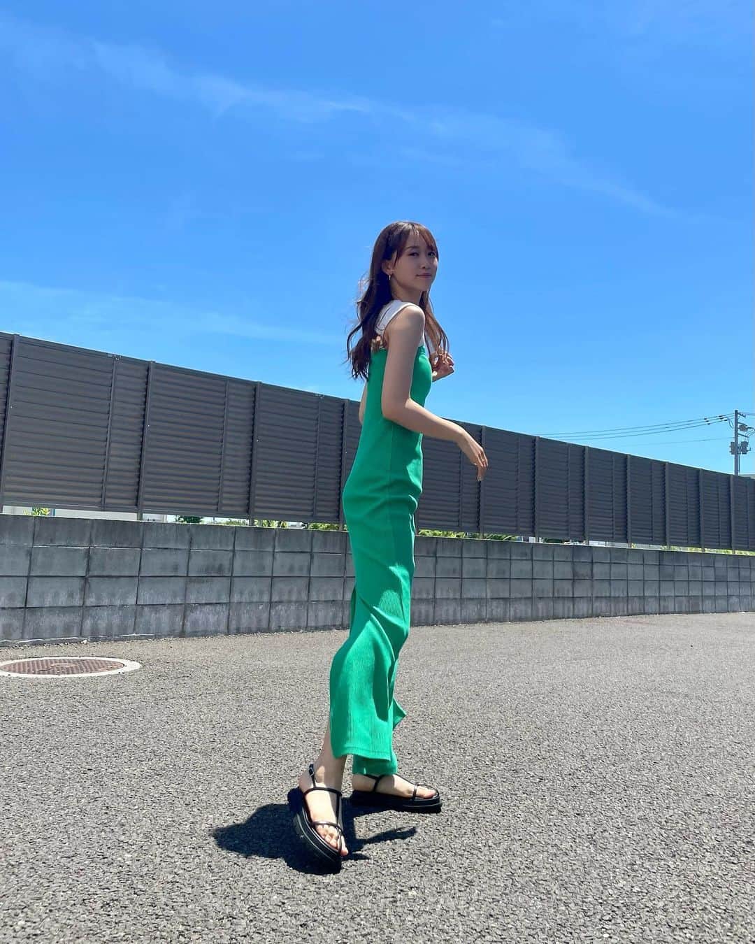 芹澤優のインスタグラム：「・  💚  夏に着るグリーン可愛い💚 色味も超鮮やかでさらっと着れて最高！！  でも今日はお祭りの一本きゅうりと色被りしてしまったよ。笑  ワンピース： @amail_official   #仙台公演もありがとうございました #これで14公演目 #ラストは追加公演の埼玉ファイナル #ツアー終わっちゃううう」