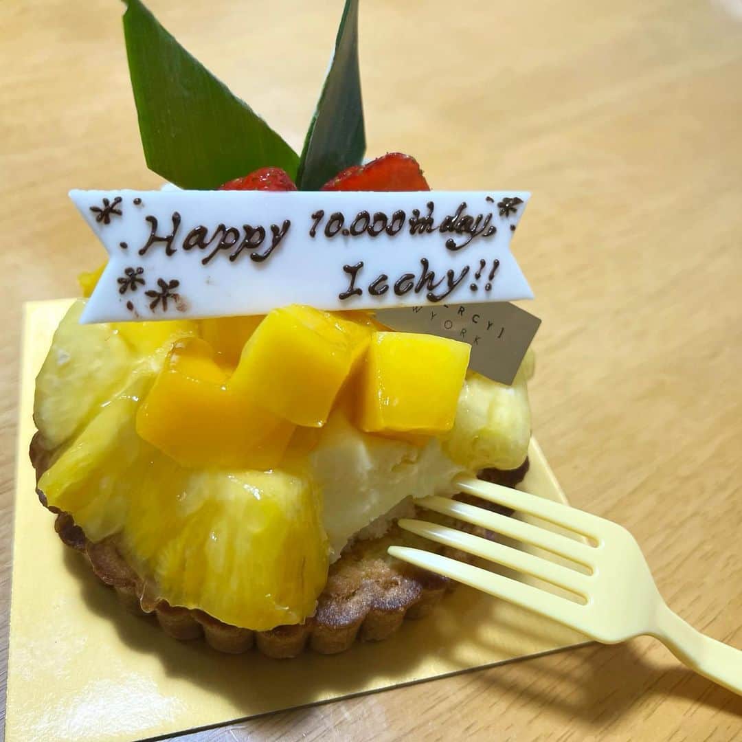 加藤一華のインスタグラム：「. 7月2日、この世に爆誕して 一万日記念日だってーー！！！👏 ( 誕生日は2月14日です🐥 )  最初祝われた時びっくりして 何の日か全くわからなかった🤣 祝われるのは嬉しいねえ🌈✨  毎日が誰かの誕生日！！！🎉 ありがとう！！！！  １日１日大切に生きたいね🌱  #一万日記念日  #一万日誕生日  #ありがとう🥹」