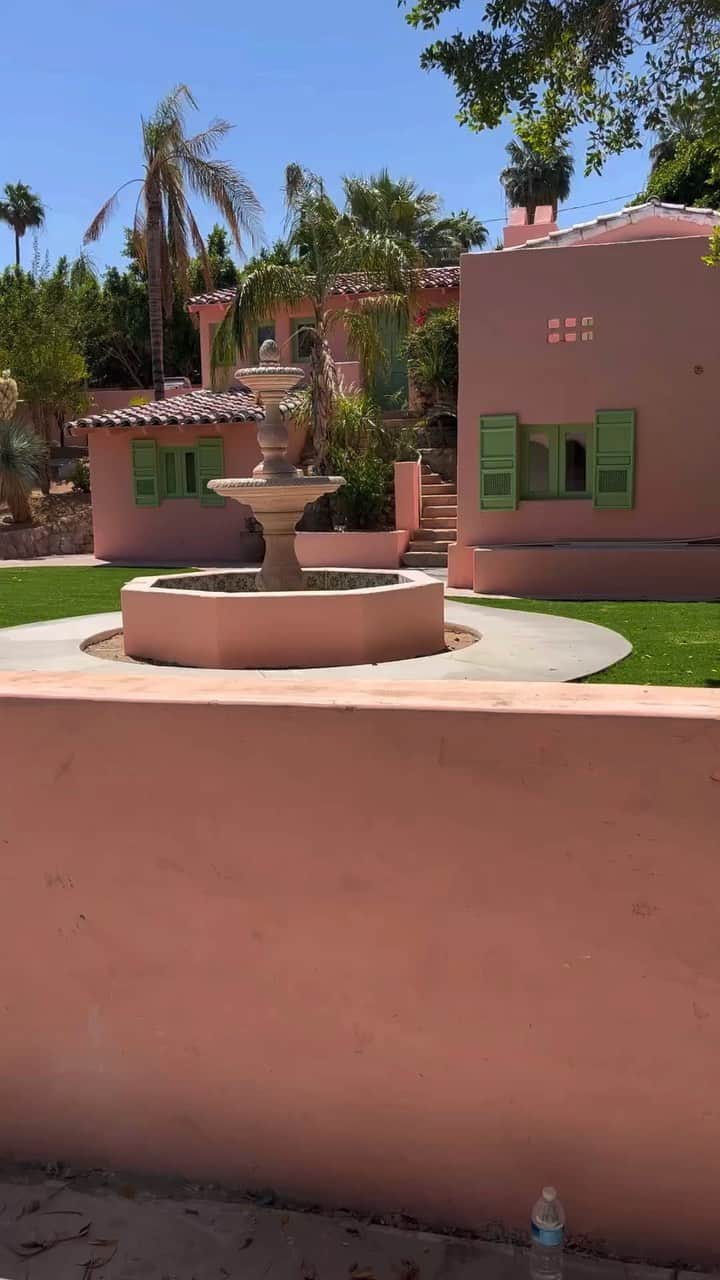 ブリトニー・ワードのインスタグラム：「I’m spirit of the @barbie movie hype, this Palm Springs Barbie dream house is almost ready!  #barbie   @mesabungalows」