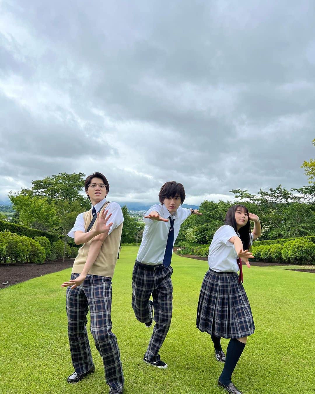 金田一少年の事件簿のインスタグラム：「🚨✨ ／ #金田一ニュース🎉 ＼  明日は、#シューイチ に  #道枝駿佑 さん、#上白石萌歌 さんがお邪魔します❗️  ／ 🚨緊急告知🚨 明日、最終回放送直前の よる10時から  #インスタライブ開催❗️ ＼  お楽しみに🫵😊  #金田一少年の事件簿 #オペラ座館ファントムの殺人解決編 #最終回」