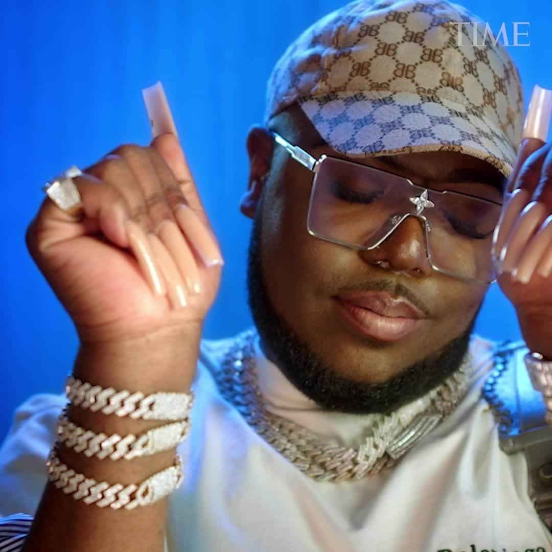 のインスタグラム：「Saucy Santana (@the1saucysantana) is the moment.  The 28-year-old rapper, who has made waves for his hit songs like “Walk”, “Material Girl,” and “Shisha,” his flamboyant style, and his wildly-entertaining antics, is impossible to miss.  Over the past two years, Saucy Santana—born Rashad Spain—has established himself as someone to watch.  Starting off as a makeup artist for the rap duo City Girls, Saucy Santana quickly grew in popularity for his funny online exchanges with rapper Yung Miami, becoming responsible for catchphrases like “Caresha please!” and “What’s Big, Sweetie?” Soon thereafter, Santana began to release his own music, finding mainstream success with the 2020 song, “Walk Em Like A Dog.”  Santana has since become a leading voice in the LGBTQ+ community, becoming one of the faces of Coach’s annual PRIDE campaign, and landing Teen Vogue and PAPER magazine covers in June.   “I’m proud to be iconic to people, or to be making history to people or people seeing me as a future icon or future legend,” he says. “Because I’m opening a door for my community, people of my culture.”  Read more, and watch the full interview, at the link in our bio. Video by @jennacldwll for TIME」