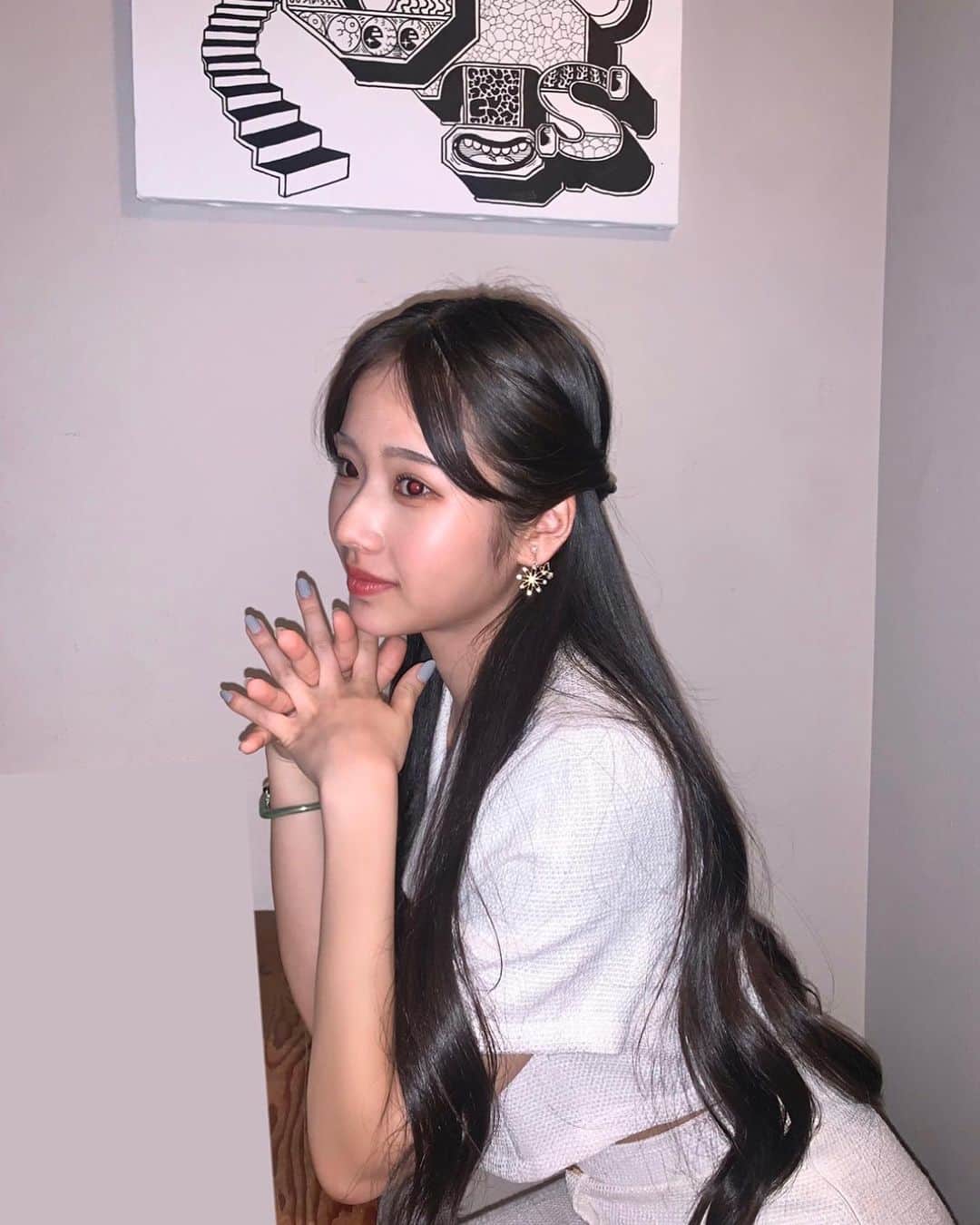 のインスタグラム：「- ̗̀ ♡ ̖́-  皆さんお久しぶりです🤍  撮影でハーフアップだった日のオフショット🪄  #天翔天音 #sjk #jk2 #05  #05년생 #ootd #fashion #model #amanetensho #巻き髪 #ロングヘア」