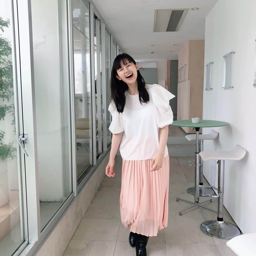 小西真奈美のインスタグラム：「GLOW撮影オフショット  #発売中の #GLOW #アテニア #Attenir #小西真奈美」