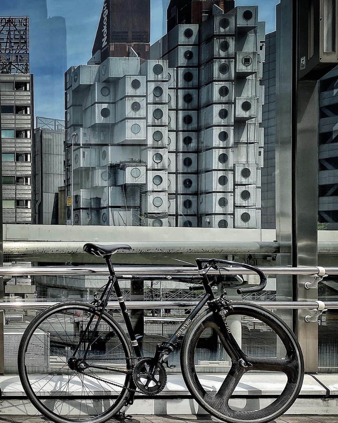 uoriのインスタグラム：「My bike #3rensho and #nakagincapsuletower  These two are made in the same era.  But unfortunately, the thing behind was lost the other day.」