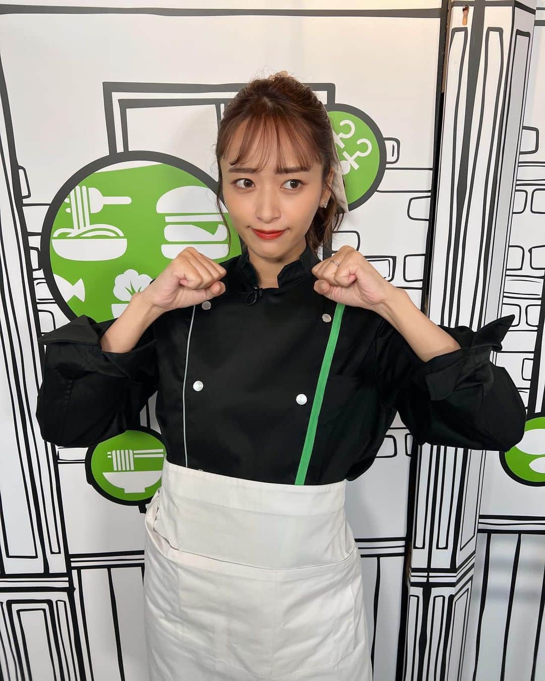 近藤千尋のインスタグラム：「おはようございます🌞  なぜ私がこんな格好をしているかというと…  明日7/4放送の 100%アピールちゃん📺で、  芸能人が素性を隠してお弁当を売る企画 キッチンファイトに参加させて頂きました💕 キスマイ横尾さん、松島尚美さんと 勝負しました❤️‍🔥  以前も密着してくださった 大好きな番組なのですっ🥰 是非みなさんもご覧ください🌼  そして今日は タイチサン！生放送♥️ お昼12:00からみってっね🥰📺」