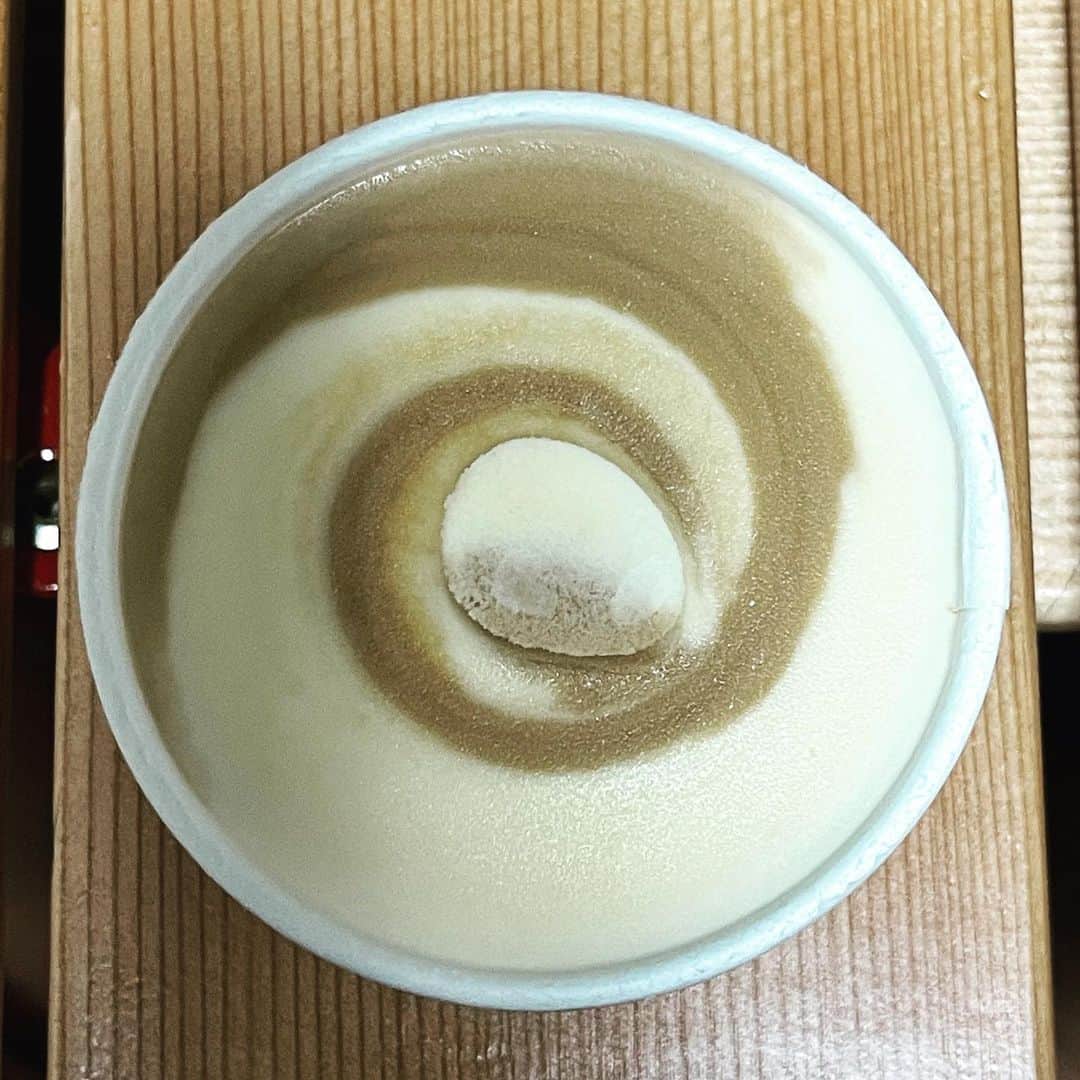 asanomakotoさんのインスタグラム写真 - (asanomakotoInstagram)「I'm happiest when I'm eating ice cream. 🍨☺️What about you?🌍✨🥄 暑いなぁー💦秒で溶け出すからチャチャチャチャとチャイミルクティー🍨 夏にズバッとチャイフレーバーが合いますねぇ☕️   チャイ：茶を意味するヒンドゥー語。シナモン、カルダモン、クローブなどのスパイスと紅茶、ミルクを一緒に煮出したインド式の甘いミルクティー。  めちゃくちゃ美味しいチャイ飲めるお店紹介してもらってハマり中。そもそもチャイ好きだからこのフレーバー夏の必須アイテムになりそうです😝  #haagendazs #HäagenDazs #haagen_dazs #haagendazsid #ハーゲンダッツ #instafood #instagood #instacool #instaice #iceart #iceface #icecream #icecreams #webstagram #instapop #アイスクリーム #bananamilk #chocolatmint #icecreamart #チャイミルクティー#instafun #instafollow #instafood #夏 #japan#trip #아이스크림 #아티스트 #여름 #미소」7月3日 1時41分 - asanomakoto
