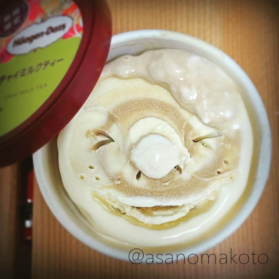 asanomakotoのインスタグラム：「I'm happiest when I'm eating ice cream. 🍨☺️What about you?🌍✨🥄 暑いなぁー💦秒で溶け出すからチャチャチャチャとチャイミルクティー🍨 夏にズバッとチャイフレーバーが合いますねぇ☕️   チャイ：茶を意味するヒンドゥー語。シナモン、カルダモン、クローブなどのスパイスと紅茶、ミルクを一緒に煮出したインド式の甘いミルクティー。  めちゃくちゃ美味しいチャイ飲めるお店紹介してもらってハマり中。そもそもチャイ好きだからこのフレーバー夏の必須アイテムになりそうです😝  #haagendazs #HäagenDazs #haagen_dazs #haagendazsid #ハーゲンダッツ #instafood #instagood #instacool #instaice #iceart #iceface #icecream #icecreams #webstagram #instapop #アイスクリーム #bananamilk #chocolatmint #icecreamart #チャイミルクティー#instafun #instafollow #instafood #夏 #japan#trip #아이스크림 #아티스트 #여름 #미소」