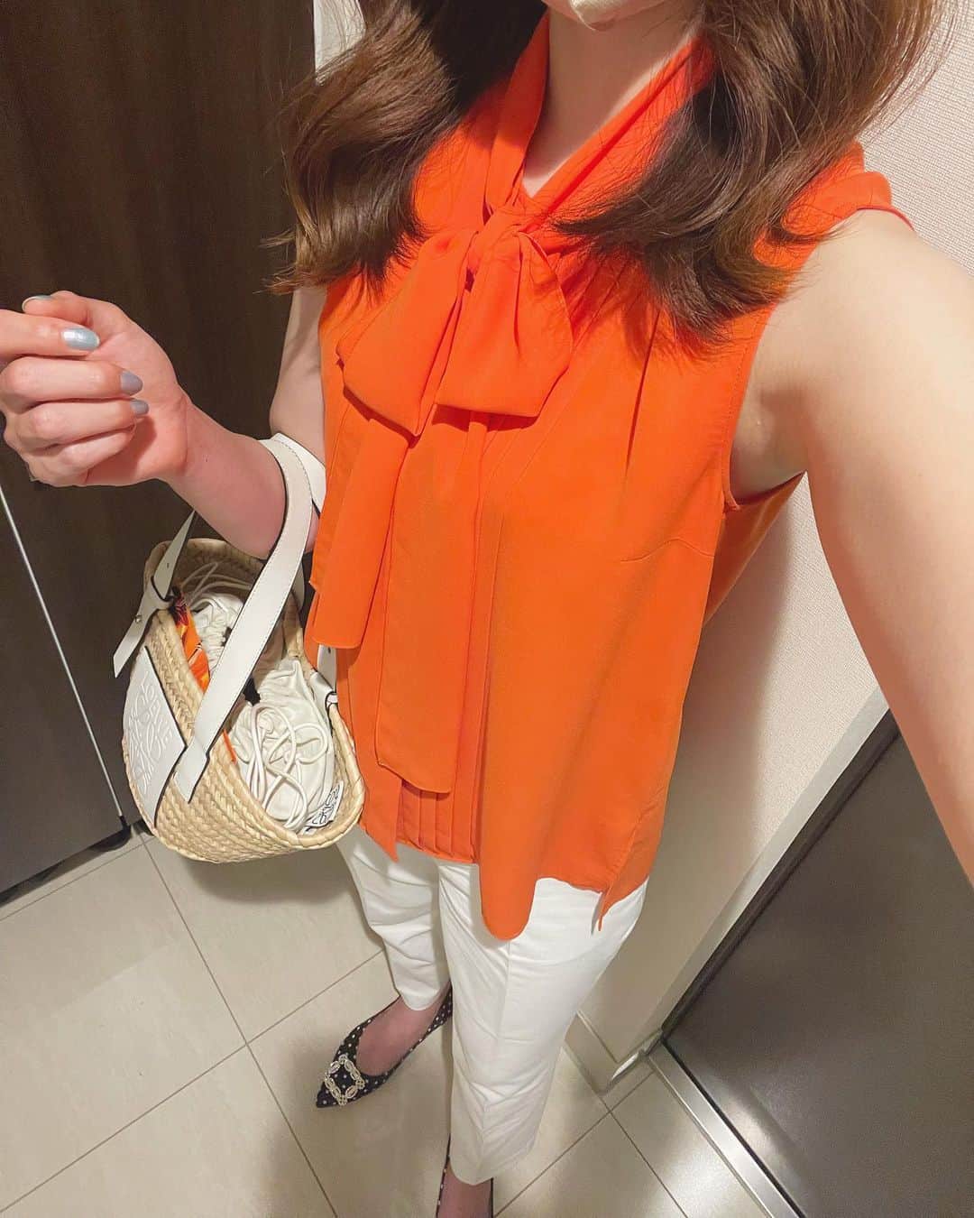 西木恵美里のインスタグラム：「🤍 19時START ☼ / 気温28〜30℃(19時〜21時) / 風3m  行ってきました国立競技場⚽️ エスパルスカラーで🧡  私の生まれ年"92"の背番号のついたベースボールシャツゲットしたくて早めにいったけど、もう配っていた形跡すらありませんでした、、🥲泣 何時に行けばよかったのかしら、、、🥲泣  日中は暑すぎてどうなるかと思ったけど、なんとか試合の時間は少し風も吹いたりして集中できました🫰🏻  今回は30周年記念マッチということで、演出も華やかでとっても楽しかった〜👏🏻 ヘリコプターの出現や、 サイリウムのキラキラ、 あと、マスゲーム？みたいな文字もとっても綺麗でした🧡  客席は半分以上オレンジ色で、多くの方が私と同じように静岡からいらしてるのかなぁと思うと、スポーツってすごいなと改めて感じました🤔  それから、92年生まれの頂点、霜降り明星のせいやさんも来ていて遠くからだけど見えた〜！！👍🏻👍🏻 りんたろーさんも！！ わぁ！手振ってくれたー！と思ったけど、動画見たら全然こっち向いてなかったな〜😇ただのファン  せいやさん見れて満足しそうになってたけど、ここまでは試合前のお話で、、、（笑） 今日は日帰りでバタバタだったけどやっぱり観に行ってよかった！と心底思えたのが前半13分、 優太くん今季リーグ戦初ゴール！！ こんな記念の試合でたくさんの方に見ていただいている中で🥲 さすがに感動して涙出たよ〜  試合は負けてしまって残念だったけど、、私はゴールを見られたことがとっても嬉しかった！  サッカー全然詳しくないので、SNSにもほぼ試合については書かない(書けない笑)のですが、 今日はちょっとだけ、、お許しくださいごめんなさい🫠  国立に行っていた皆様、身体中ベタベタですよね！？（笑） お風呂入ってゆっくり寝ましょ〜🥱  #備忘録 #観戦服 #観戦コーデ #サッカー観戦 #気温30度 #気温30度コーデ #国立競技場」