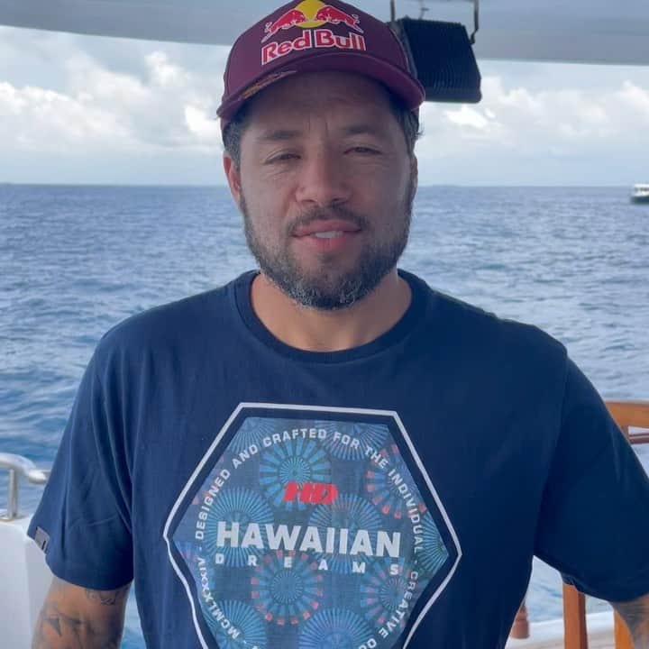 アドリアーノ・デ・ソウザのインスタグラム：「Que dia lindo🤩, altas ondas e cabeça feita! Depois de sair do mar e fazer meu SurfLog, eu aproveito para ver a recomendação diária de saúde que o app @surfinformationdata fornece para o meu perfil.  Atos simples fazem grande diferença. Ao longo de todos estes anos no circuito mundial em alta performance, as recomendações médicas do SID contribuíram para a melhora da minha saúde e disposição, me ajudando a ter mais longevidade e performance dentro d’água!   Efetuando constantemente o SurfLog, a equipe médica do SID irá analisar sua rotina de surfe e propor orientações de saúde e exercícios que te farão surfar mais e melhor.   Você pode baixar o app na Play Store ou App Store, basta digitar “Surf Information Data". #surfinformationdata #performance #saude #longevidade #medicinaesportiva」