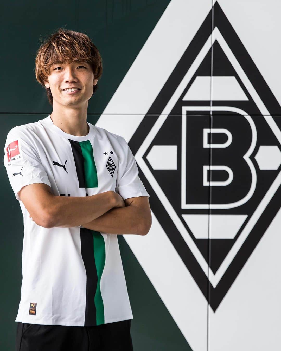 板倉滉のインスタグラム：「Welcome, @kouitakura 💚 🇯🇵メンヒェングラードバッハはようこそ、滉!  Borussia hat den japanischen Nationalspieler Ko Itakura vom englischen Meister Manchester City verpflichtet. Der 25-jährige Defensivspieler hat bei den Fohlen einen Vertrag bis zum 30. Juni 2026 unterschrieben ✍」
