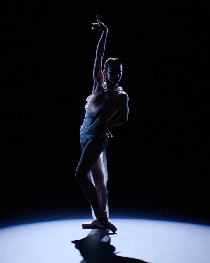 のインスタグラム：「In loving memory of @manfredthierrymugler, @balletrusse and @barbieswaee perform wearing Spring Summer 1998 Haute Couture collection. A piece from the Archives that inspired the Spring Summer 2022 by @cadwallader directed by @torso.solutions. Available now online and in stores, link in bio. - Creative director @cadwallader Film directors @torso.solutions Stylist @haleywollens Casting @julialangecasting @mmaerzinger Music director @biggayidiotdj  Choreographer @supa_blackgirl Make-up @daniel_s_makeup Hair @olivierschawalder Nail @sylviemacmillan.nails Set design @liam.mooore Production @division.global Director of photography @stuart_winecoff 1st director assistant @garrett.ives Editors @willhtown @avennui Post production @nightshiftparis - Featured music @fcfirstcircle @djgapdjgap - #mugler #muglerarchives」