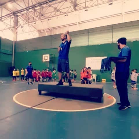 ウィリアム・アルジョナのインスタグラム：「Que orgulho meu filho!! Como chorei fácil.  Muito orgulhoso do prêmio que vc recebeu de destaque do campeonato, mas muito mais orgulhosos porque vc demonstrou muita sabedoria e trabalho em equipe, qualidades que nessa idade é muito difícil de se encontrar. Tinham jogadores mais habilidosos, mais fortes,  mas nenhum jogou pro time como vc jogou. Fiquei impressionado!  Nunca te ensinei e muito menos cobrei isso, tudo mérito seu. Que vc continue sendo especial pra nossa familia e para sua equipe. AMAMOS VOCE! @brunnafranco #nina #minastenisclube  @minastenisclube  #minasfutsal」