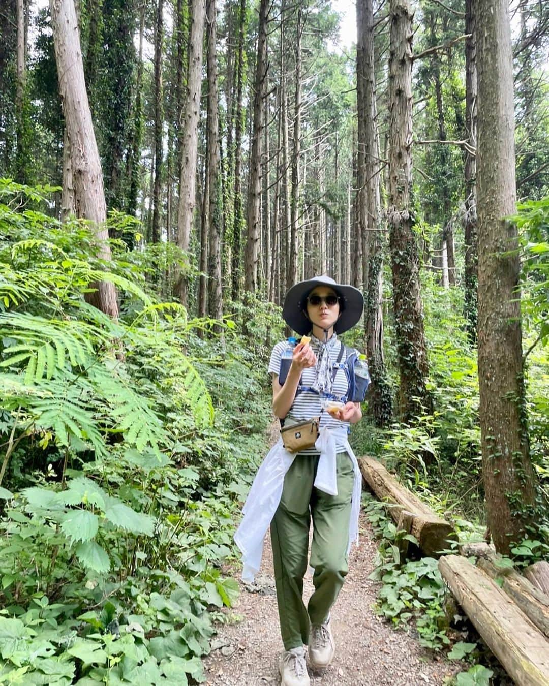 菖蒲理乃のインスタグラム：「毎週日曜日の朝6:30〜お届けしているSunday Stepper！ 今日から30分延長で8:00までの放送です！ 新コーナーも始まるので是非聞いてね❣️ radikoでも聞けるよー！  写真は昨日歩いた南高尾での一枚。 だし巻き卵つまんでます🥚  #ラジオ #radio #アウトドア #高尾山 #南高尾山稜 #南高尾 #登山 #ハイキング #山登り #ラジオパーソナリティー #bayfm」