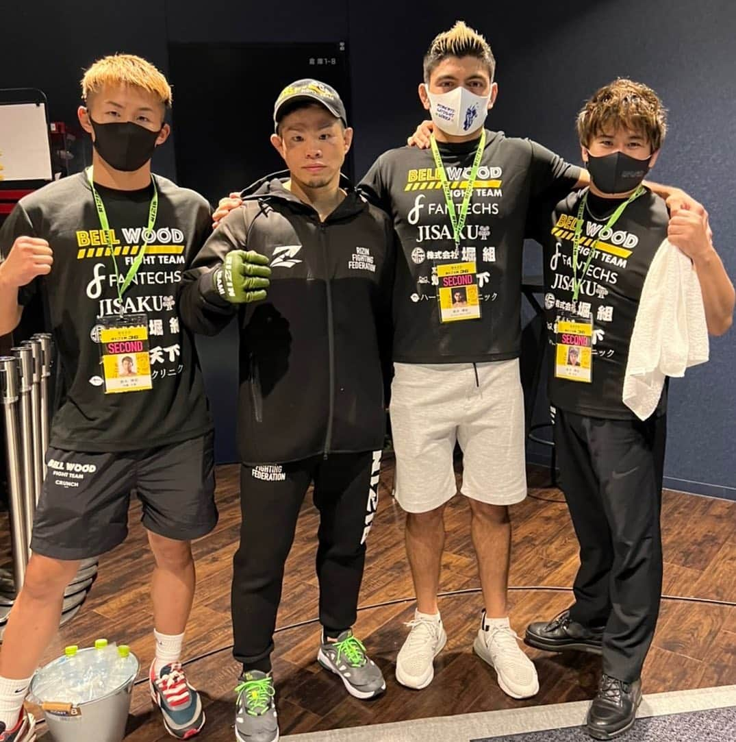 鈴木博昭のインスタグラム：「応援ありがとうございました。  RIZIN.36   結果は1-2判定負け、絶対に落としてはいけないぞと自分に言い聞かせて毎日毎日積み重ねてきました。  それでも結果にならず、負けると全てが水の泡となり日常を否定された気分に苛まれます。 しかしそれをしてしまうと仲間達と過ごした日々も否定する事になるので、それは出来ません。 それはかけがえのない時間だったし後悔はなく、心からの感謝の気持ちだけです。  ここまで一緒に練習、応援、サポート、関わって下さった方々に心から感謝いたします。  ありがとうございましたッ‼︎  対戦してくれた平本君ありがとうございましたッ‼︎  @rizin_pr  @bonsai_japan_oficial  @bellwood_gym  #応援  #ありがとうございました」